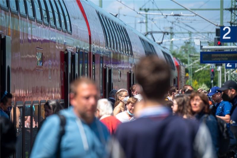 Erneut volle Züge in Richtung Nord- und Ostsee Vor allem in Richtung Nord- und Ostsee waren wieder viele Tagestouristen mit dem günstigen Bahnticket unterwegs. Foto: dpa-Bildfunk