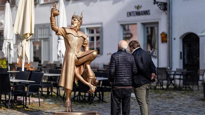 Teufel bleibt in Esslingen - wie eine Bronze-Figur spaltet Vor allem in den sozialen Medien war die Kritik an der Figur aufgekommen.