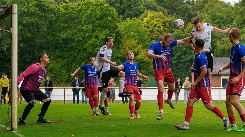 Vor allem in der Fußball-Bezirksliga geht es im Tabellenkeller knapp zu.