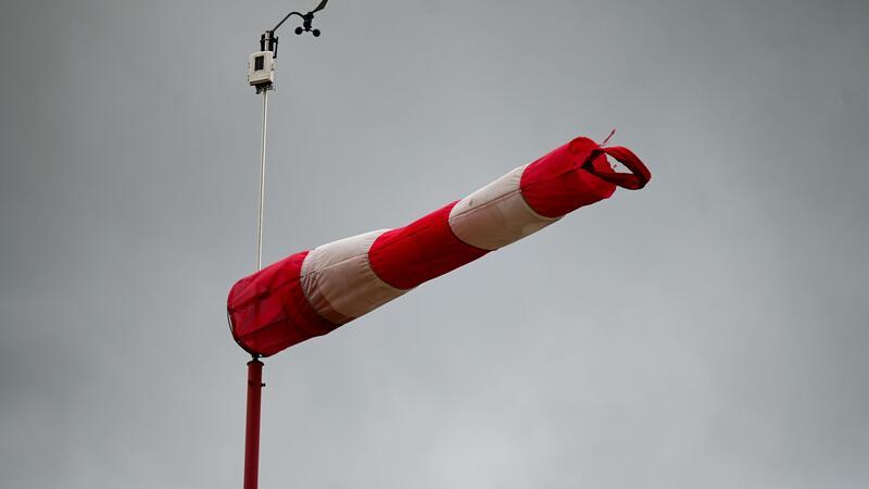 Vor allem in der Westhälfte Deutschlands sind laut Deutschem Wetterdienst Böen zwischen 70 und 80 Kilometer pro Stunde möglich. Noch kräftiger werden soll der Wind auf den Gipfeln der Mittelgebirge und an der Nordsee.