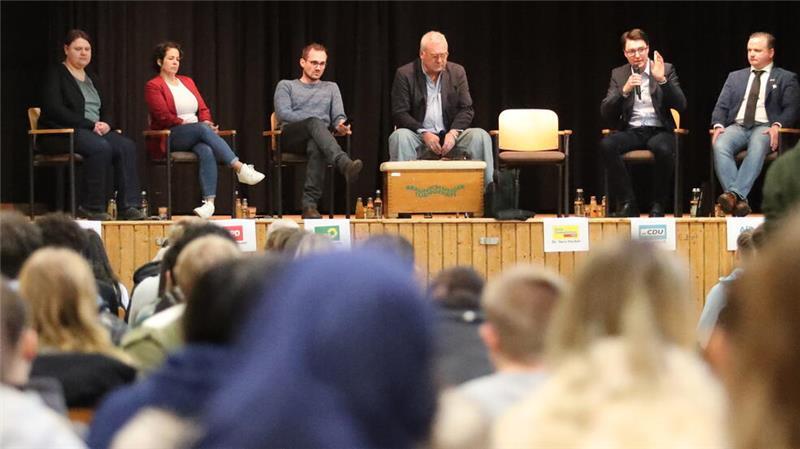 Vor allem über den Klimawandel wollten die Schülerinnen und Schüler der Drochterser Elbmarschenschule mit den Vertretern der Parteien sprechen.