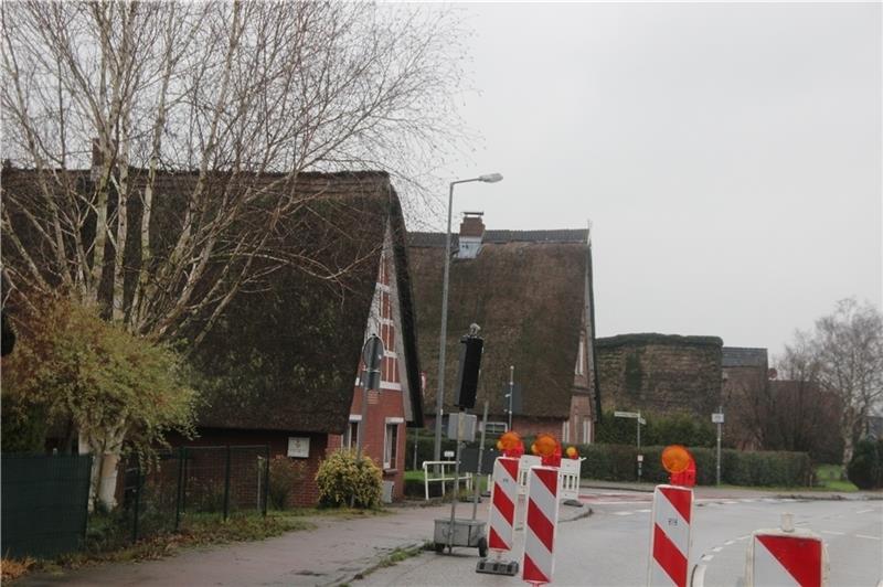 Vor allem wegen der vielen Reetdächer in Rübke gelten in Neu Wulmstorf seit 2017 verschärfte Spielregeln für das Abbrennen von Feuerwerk. Doch viele Bürger wünschen sich mehr. Foto: Michaelis