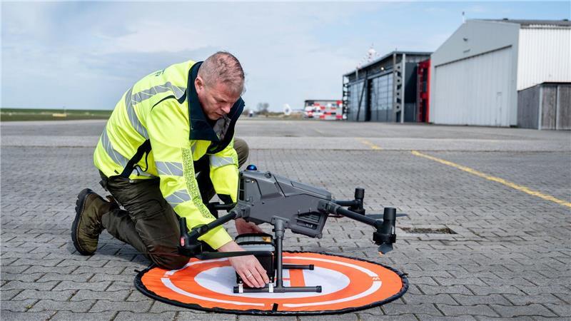 Vor dem Abflug macht Ingo Hellmann die Transportdrohne startklar.