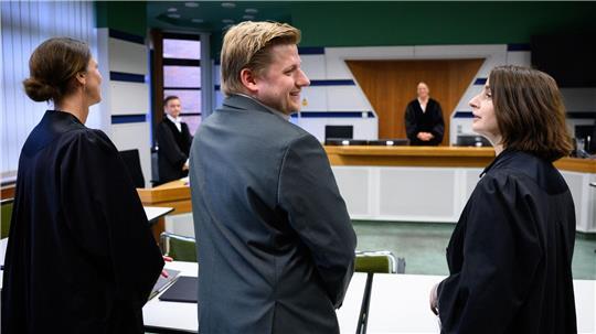 Vor dem Amtsgericht: El Hotzo und seine Anwältinnen