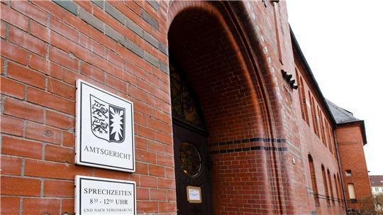 Vor dem Amtsgericht Neumünster findet der neue Prozess gegen den vorverurteilten Tierarzt statt. (Archivbild)