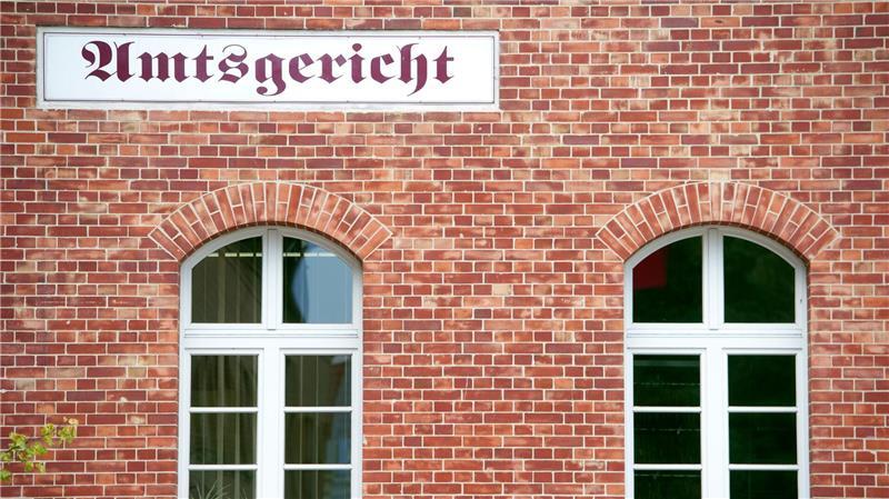 Prozess nach Unfall mit verletztem 13-Jährigen Vor dem Amtsgericht in Bergen auf Rügen soll im Juni ein Prozess gegen einen Autofahrer beginnen, der einen Jungen absichtlich angefahren haben soll.