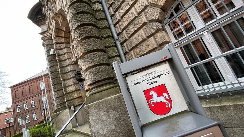 Vor dem Amtsgericht in Stade ging es um Kennzeichen verfassungswidriger Organisationen.