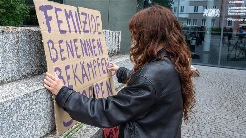 Lebenslange Haft nach Auftragsmord an dreifacher Mutter Vor dem Augsburger Strafjustizzentrum demonstrieren Frauen gegen Femizide.