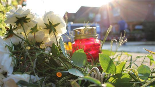 Vor dem Backsteingebäude legten Nachbarn und Anwohner Blumen nieder.
