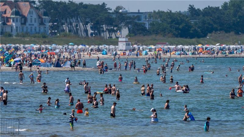 Vor dem Baden im kühlen Meer sollte man den aufgeheizten Körper langsam runterkühlen, sonst kann es lebensgefährlich werden. (Archivbild)