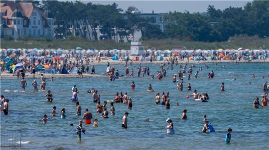 Vor dem Baden im kühlen Meer sollte man den aufgeheizten Körper langsam runterkühlen, sonst kann es lebensgefährlich werden. (Archivbild)