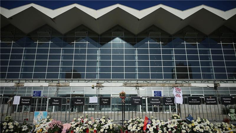 Zehntausende gedenken in Novi Sad der Tragödie mit 16 Toten Vor dem Bahnhof, wo sich die Tragödie ereignete, legten Bürger und Studierende Kränze und Blumen für die 16 Opfer nieder.