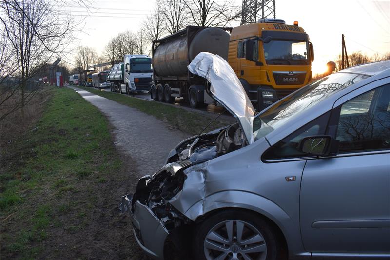 Vor dem Bahnübergang Elbstraße bei Stadersand bildeten sich Staus. Foto: Vasel