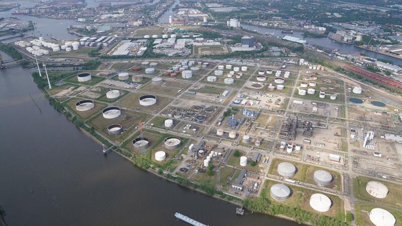 Shell: Wir verzögern Bau der A26-Ost nicht Vor dem Bau der geplanten Autobahn A26-Ost muss die Fläche eines ehemaligen Tanklagers im Hamburger Hafen saniert werden. (Archivbild)