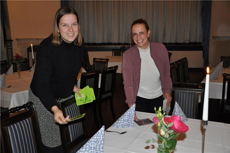 Vor dem Beginn verteilen Gesche Quast und Frederike Sumfleth verschiedene Karten auf den festlich gedeckten Tischen, nach denen sich die Gäste später ihre Plätze suchen. Foto: Lankuttis