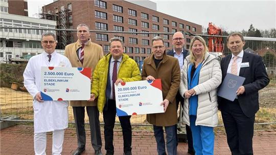 Vor dem Bettenhaus wurde der symbolische Scheck übergeben.