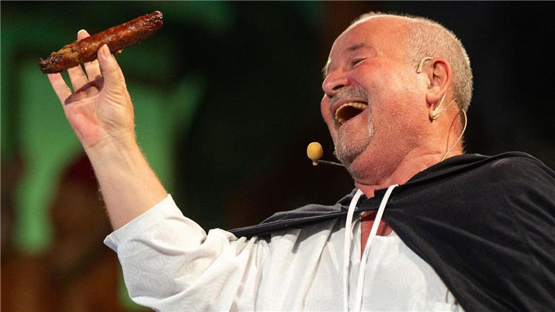 Thüringen gewinnt im Bratwurst-Boxkampf gegen Franken Vor dem Boxkampf um die älteste Bratwurstküche ein bisschen nachgestellte Geschichte: Probst Johann von Siebeleben soll 1404 erstmals eine Bratwurst erwähnt haben. Bernd Plachter spielte ihn nun.