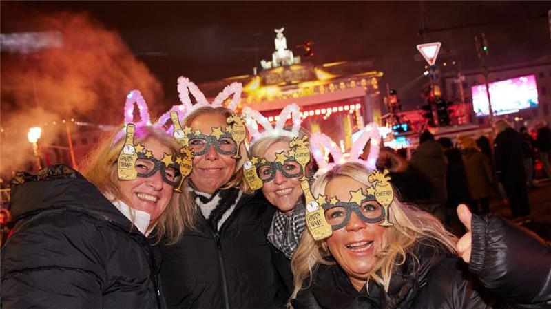 Warten auf das Jahr 2025 - Viele Länder haben schon gefeiert Vor dem Brandenburger Tor in Berlin steigt Deutschlands größte Silvesterparty.
