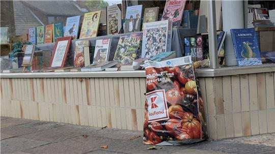 Vor dem Bücherladen in Himmelpforten steckten Unbekannte ihre Müllsäcke in Mehrweg-Tragetaschen.