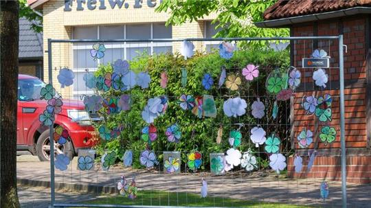 Vor dem Bürgerhaus in Bremervörde hängen gebastelte Kleeblätter mit Wünschen für den vermissten Arian.