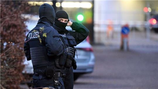 Vor dem Bundesgerichtshof (BGH) stehen Einsatzkräfte der Polizei. 
