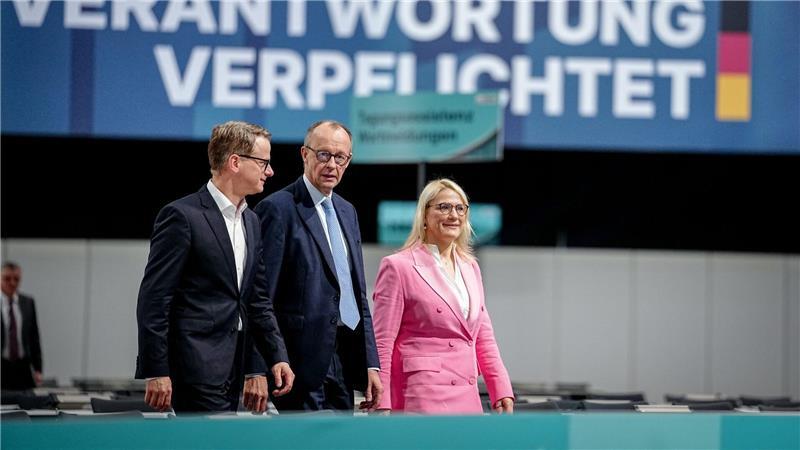 Vor dem CDU-Delegiertentreffen in Stuttgart schauen sich Kanzler und Parteichef Friedrich Merz, Generalsekretär Carsten Linnemann und dessen Stellvertreterin Christina Stumpp die Parteitagshalle an.