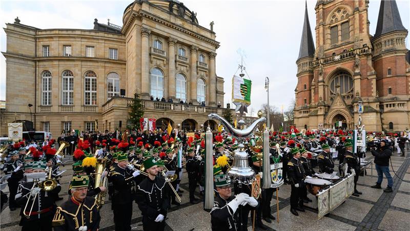 Vor dem Chemnitzer Opernhaus stellen sich Teilnehmer der großen Bergparade zum Abschluss des Kulturhauptstadtjahres auf.