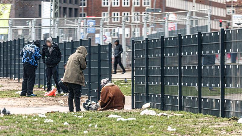 Vor dem  Drogenberatungszentrum Drob Inn versammeln sich vielfach Hunderte Menschen. (Archivbild)