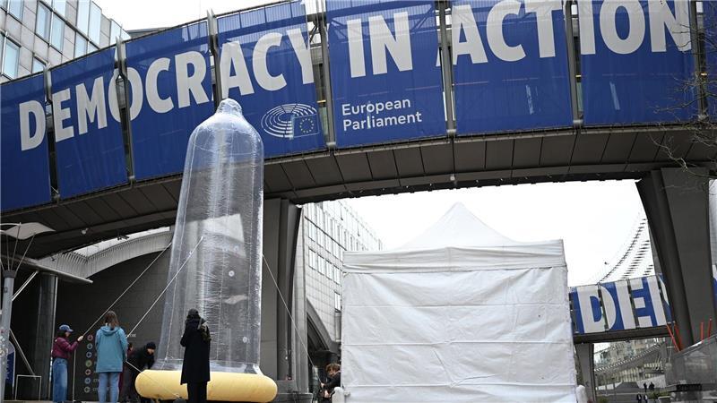 Vor dem EU-Parlament steht ein mit Luft gefülltes Kondom.