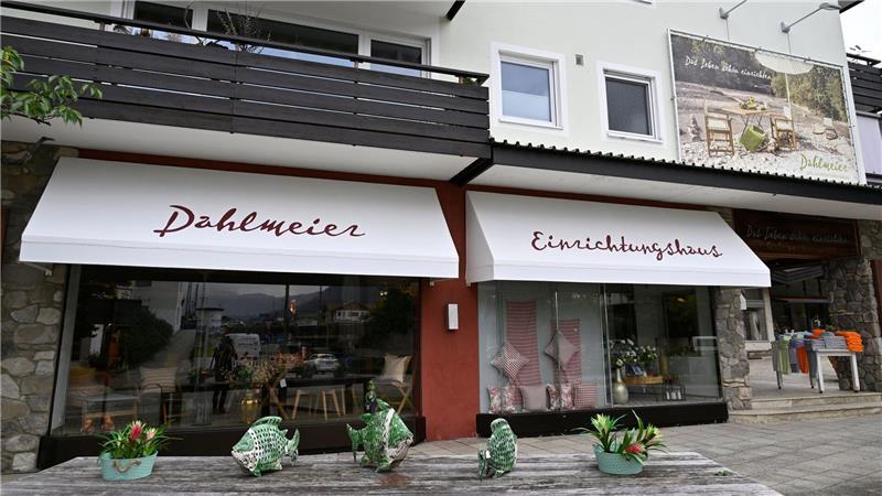 Seilpartnerin: Laura wurde von riesengroßem Stein getroffen Vor dem Einrichtungshaus der Familie Dahlmeier stehen Blumen