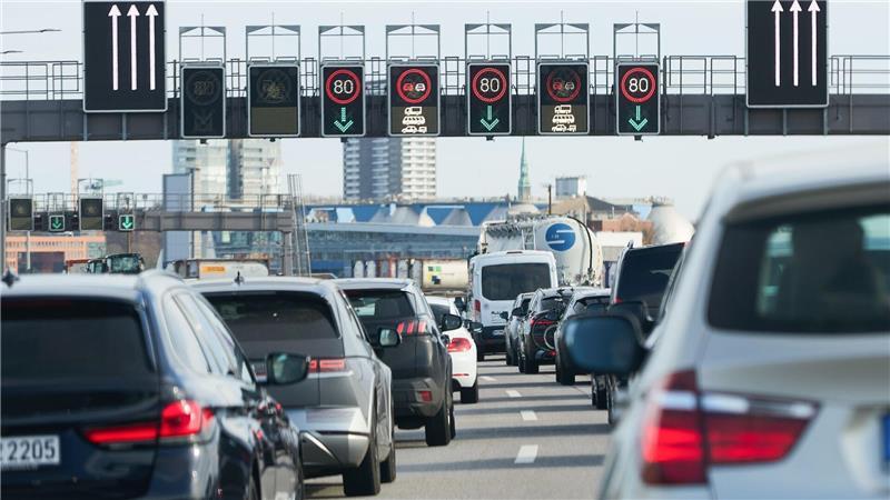 Der Verkehr in und um Hamburg stockt Vor dem Elbtunnel staut es sich am Freitag. (Archivbild)