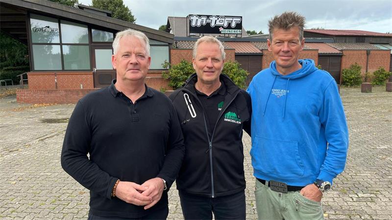 Vor dem Eventcenter: Die Brüder Stephan Meyer (links) und Thomas Meyer (rechts) gemeinsam mit Immobilienmakler Rainer Werth.