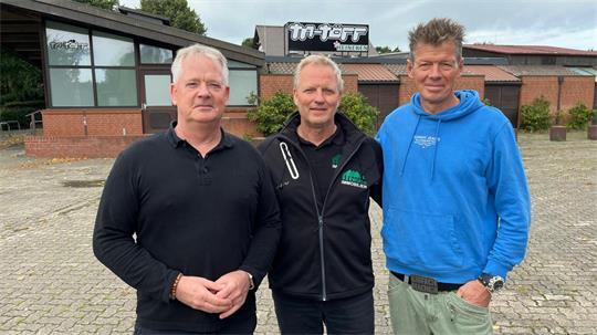 Vor dem Eventcenter: Die Brüder Stephan Meyer (links) und Thomas Meyer (rechts) gemeinsam mit Immobilienmakler Rainer Werth.