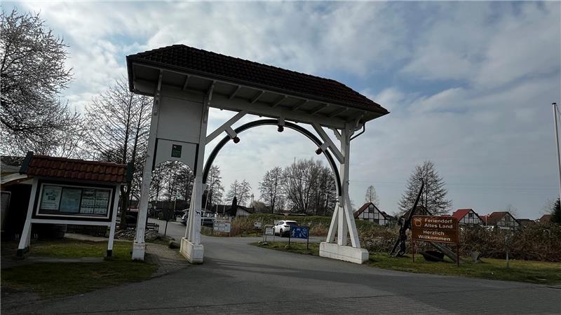 Altes Land: Luxus-Ferienhäuser am Elbdeich geplant Vor dem Feriendorf Altes Land steht eine Altländer Prunkpforte. Dahinter ist einer der Parkplätze zu sehen.