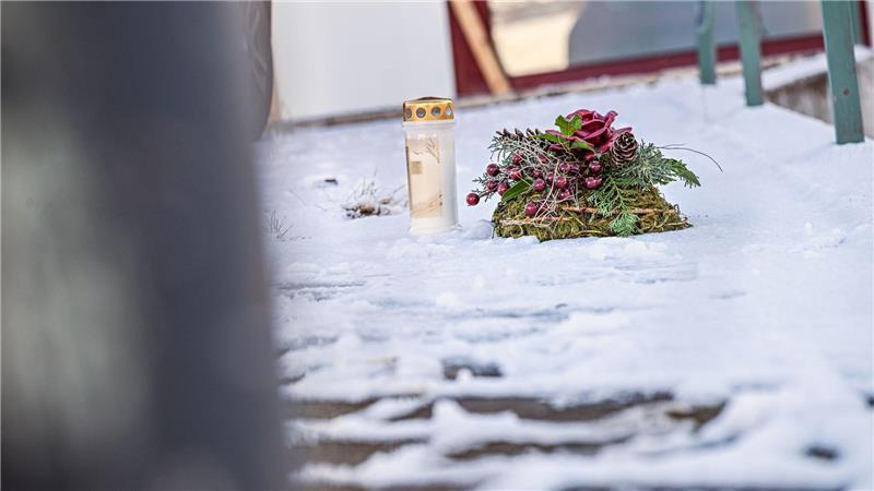 Vor dem Firmengebäude, in dem die Leichen der beiden Söhne gefunden wurden, liegen eine Kerze und ein Kranz.