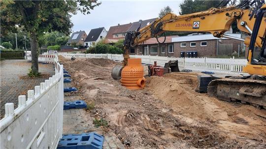 Vor dem Freibad werden gerade neue Leitungen verlegt.