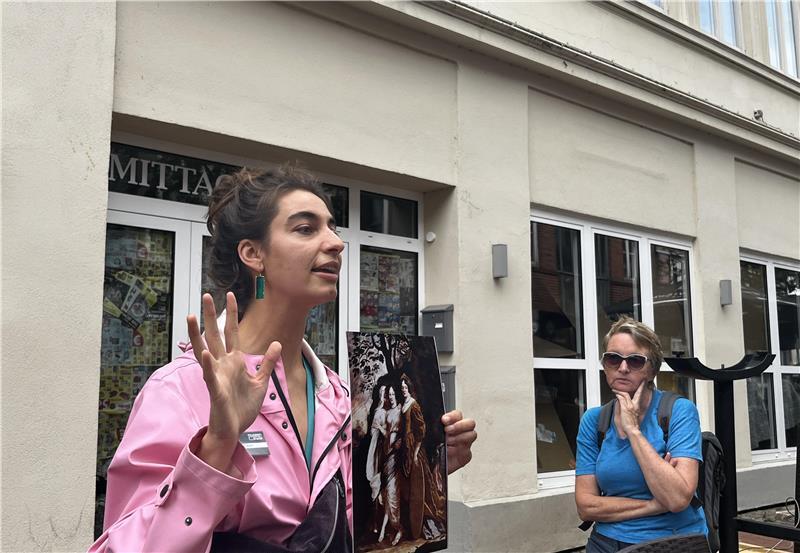Gräfin Auroras Beutetürkin: Neuer Blick auf Stades Kolonialgeschichte Vor dem Geburtshaus von Maria Aurora von Königsmarck zeigt Antonia Schmidt ein Bild von ihr mit ihrer „Beutetürkin“ Fatma.