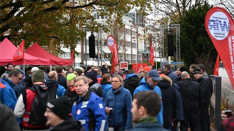 Vor dem Gelände des Maschinenbauunternehmens Körber Technologies schlossen sich hunderte Beschäftigte einer Streikkundgebung an.