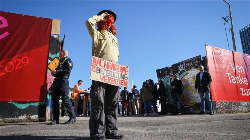 Vor dem Gelände protestierten Demonstranten.