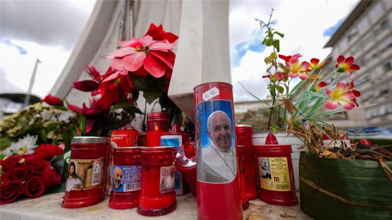 Vor dem Gemelli-Krankenhaus im Rom sind für den erkrankten Papst Franziskus Kerzen aufgestellt.