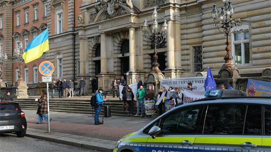 Vor dem Gericht fanden sich auch Demonstranten ein.