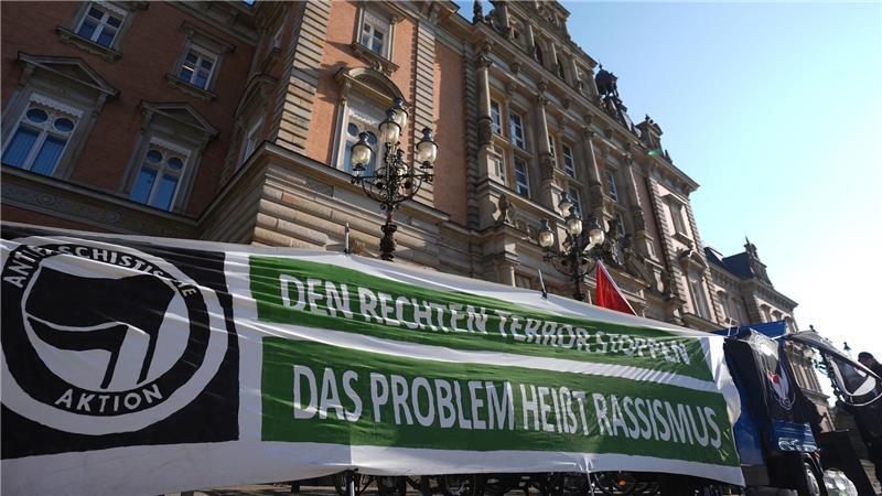 „Gauleiter“: Minderjährige sollen rechte Terrorgruppe geführt haben Vor dem Gericht gab es Protest gegen „rechten Terror“.