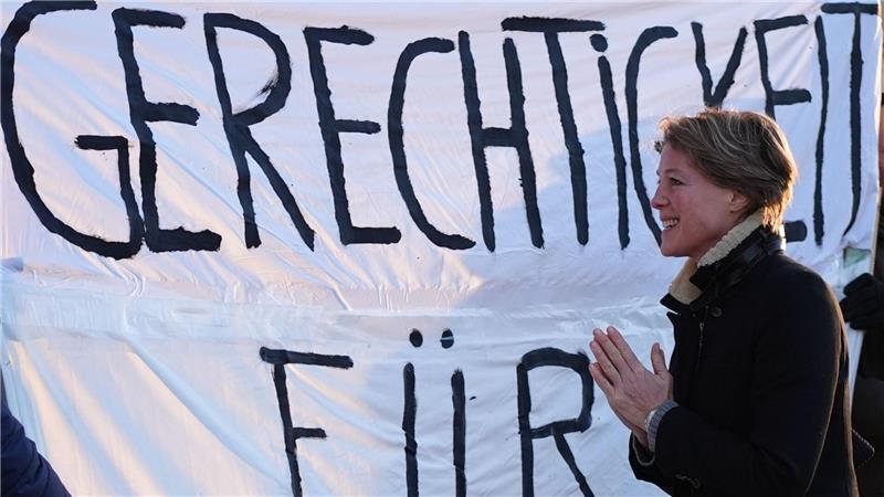 Vor dem Gericht stehen Unterstützer der Angeklagten.