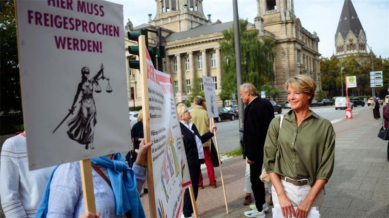 Vor dem Gericht versammeln sich regelmäßig Unterstützer von Christina Block.