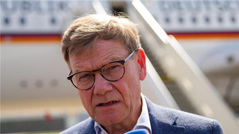 Vor dem Gespräch des ukrainischen Präsidenten Wolodymyr Selenskyj mit US-Präsident Donald Trump äußerte sich Außenminister Johann Wadephul im Podcast „Table.Today“ skeptisch zu einer Entsendung deutscher Soldaten in die Ukraine.