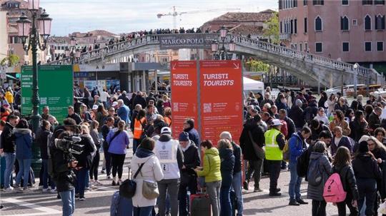 Vor dem Hauptbahnhof überprüfen Kontrolleure den QR-Code der Touristen, mit dem die Zahlung nachgewiesen wird.