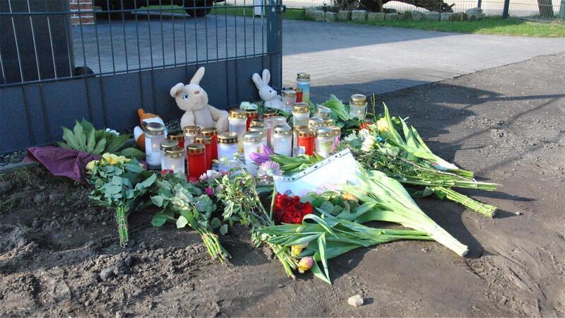 Ex-Partnerin hatte den Scheeßeler Todesschützen bereits angezeigt Vor dem Haus der Ermordeten in Brockel liegen Blumen, Kerzen und Stofftiere. Hier ist eine Mutter und ihr dreijähriges Kind erschossen worden.