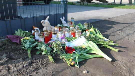 Vor dem Haus der Ermordeten in Brockel liegen Blumen, Kerzen und Stofftiere. Hier ist eine Mutter und ihr dreijähriges Kind erschossen worden.