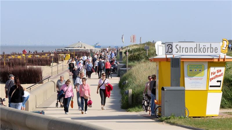 Vor dem Herbstanfang genießen Menschen das Sommerwetter.