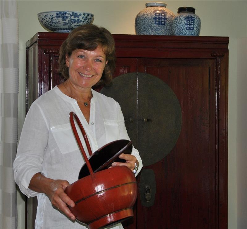 Vor dem Hochzeitschrank im Wohnzimmer: Heidi Grissmer mit einem Hochzeitskorb. Foto Lohmann